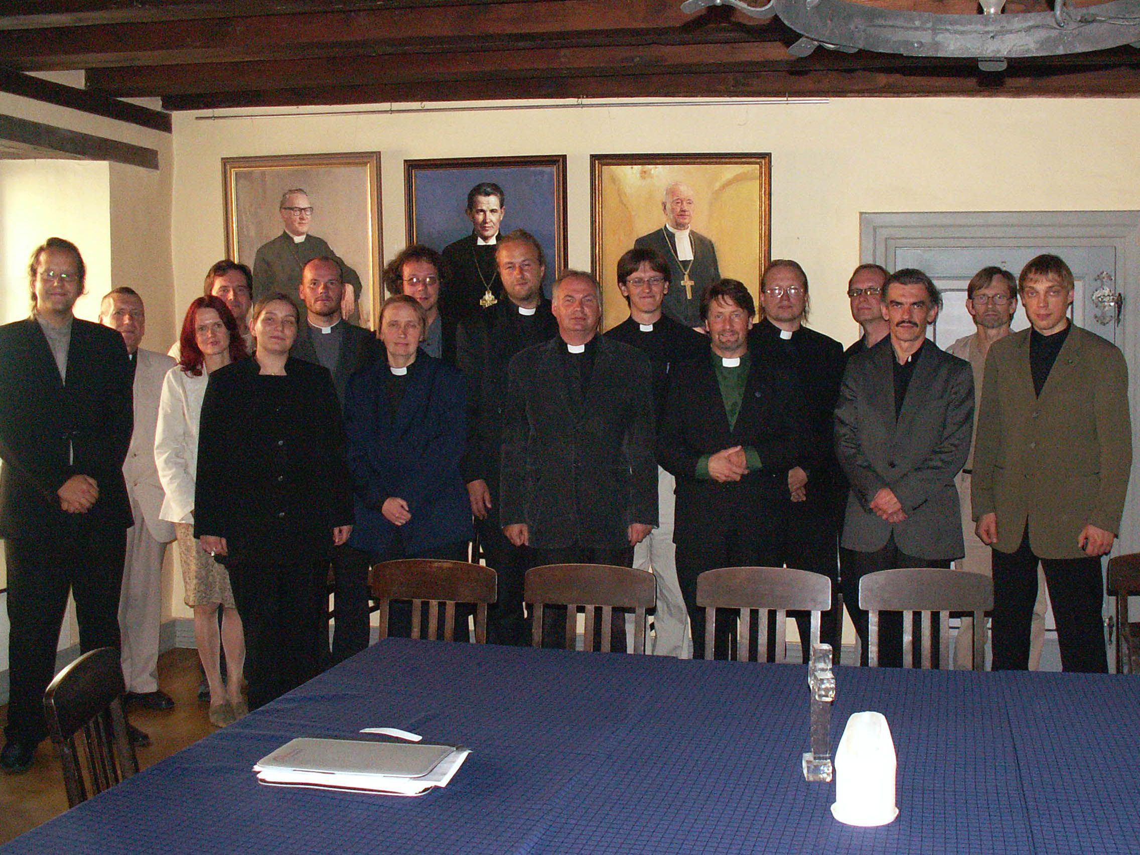 Pastoraalseminari 12. rühm koos juhendajatega: Ove Sander (vasakult), Ants Kivilo, Liina Sander, Urmo Saks, Kristi Sääsk, Heinar Roosimägi, Eve Kruus, Margus Kirja, Hüllo-Kristjan Simson,  Enn Salveste,  Toomas Nigola,  Jaak Pärnamägi,  Urmas Paju, Tarmo Linnas, Tõnu Taremaa, Tiit Kuusemaa ja Aivo Prükk. Pildilt puuduvad Hermann Kalmus, Valdo Lust ja Uno Põldmann.